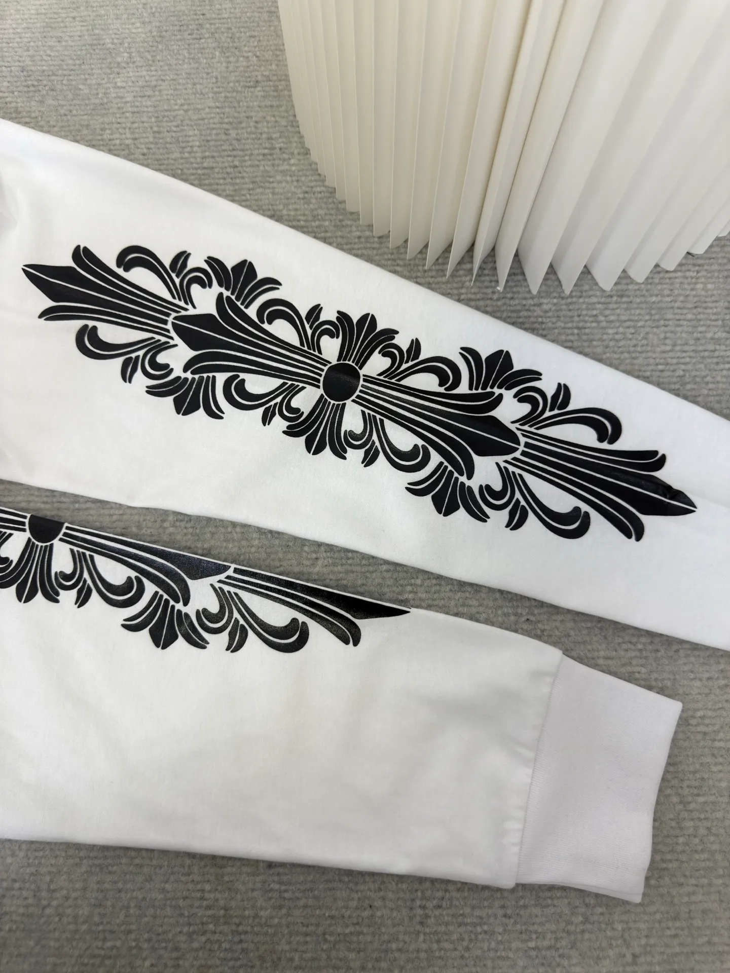 P310 Chrome Hear Aspen Graffiti Limited Long Sleeve The fabric is made of 26-woven 220g cotton material. The printing is ink printing. Customized accessories. Size S M L